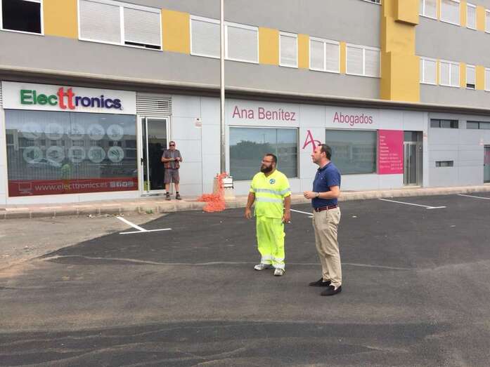 El concejal de Vías y Obras, Eloy Santana, supervisa los trabajos (Foto TA)